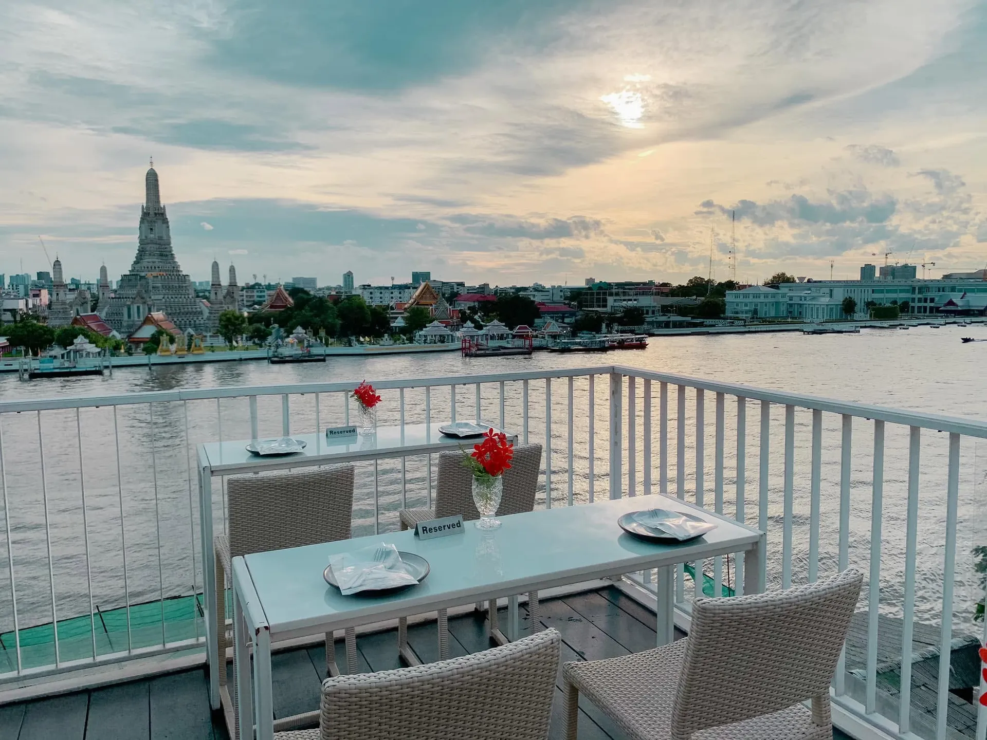 ร้านอาหารวิววัดอรุณ บรรยากาศดี เหมาะกับดินเนอร์และมื้อพิเศษ